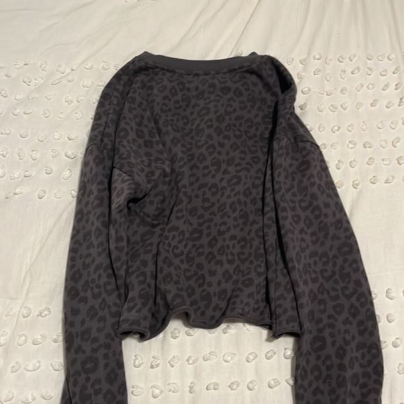slightly cropped leopard print sweatshirt - Picture 2 of 2